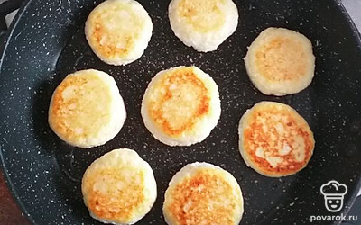 Обжарьте сырники с двух сторон до готовности.