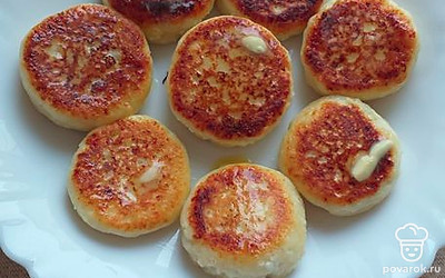 Для более сливочного и нежного вкуса смажьте готовые горячие сырники сливочным маслом. Приятного аппетита!