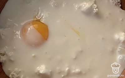 Добавляем молоко и хорошо перемешиваем блендером, что бы творог не был комками.