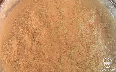 После добавляем муку и перемешиваем, что бы не было комочков.