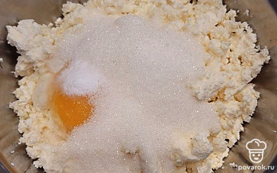 Смешать творог, 80 граммов сахара, 1 яйцо, ванилин. 