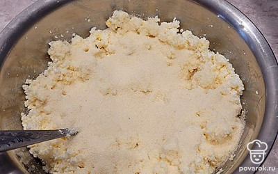 Добавить манку, снова тщательно перемешать.