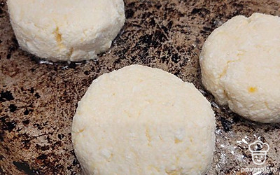 Сформировать одинакове шайбочки и отправить жариться на раскаленную сковороду на небольшом количестве масла. 