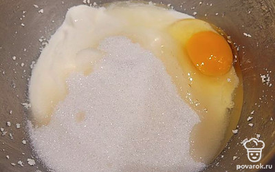 Приготовить сметанную заливку. Смешать сметану, 60 граммов сахара, 1 яйцо и ванилин.