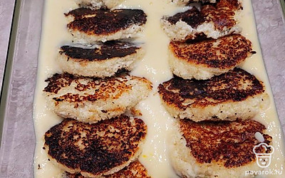 В форму выливаем заливку, сверху выкладываем сырнички. Отправляем выпекаться при 180 градусах 20 минут.