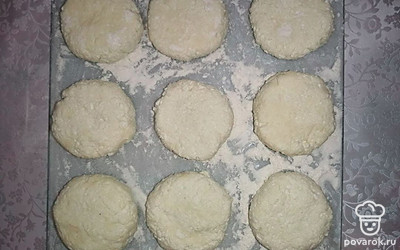 Сформируйте кружки из готово теста, приплюсните их. Возьмите сковороду и налейте масло в нее, разогрейте на плите, аккуратно выложите сырники, жарьте с двух сторон до золотой корочки. После выложите их на тарелку с салфетками, чтобы стек жир.