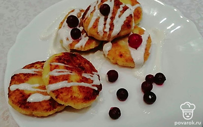 Подавайте сырники к столу горячими, полейте их сгущенным молоком или свежей сметаной, дополните фруктами, чтобы придать сочность и еще большую аппетитность блюду.