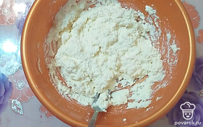 В глубокой чашке смешать творог, яйцо, сахарозаменитель, соду и манку.