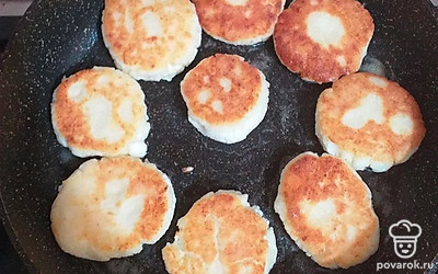 На разогретую, смазанную растительным маслом сковороду, выложить творожники. Жарить до золотистого цвета с каждой стороны несколько минут.
