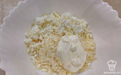 Добавьте натертые отварные яйца, сметану. 