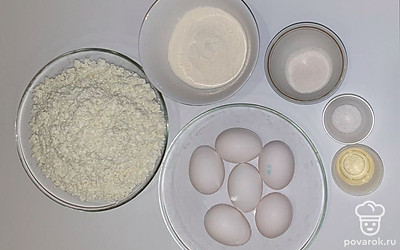 Тщательно промойте куриные яйца, подготовьте нужное количество творога, сахара, а также соли с мукой, отмерьте нужное количество масла, соли. Разложите, разлейте ингредиенты по емкостям.