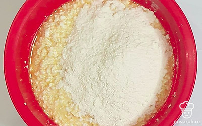 В любой неглубокой миске хорошо перемешайте творог с сахаром. Далее вбейте нужное количество яиц, перемешайте до однородности. Потом добавьте соль, муку и перемешивайте до тех пор, пока консистенция не станет густой.