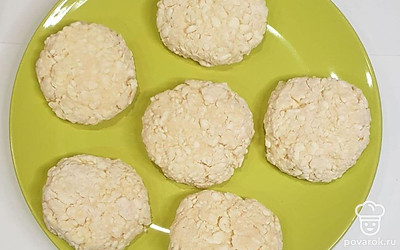 Из полученной творожной массы формируйте сырники. Подготовьте сковороду, налейте в нее растительное масло, обжарьте сырники с двух сторон по 6-7 минут, пока не появится золотистая корочка. Готовые сырники переложите на тарелку с салфеткой.