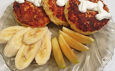 Подавайте к столу сырники в остывшем состоянии, перед подачей дополните их свежей сметаной, а также кусочками спелых фруктов для придачи тропической атмосферы.