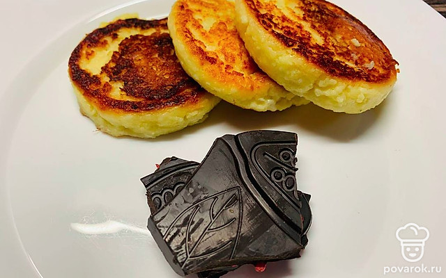 Творожные сырники с горячим шоколадом — Рецепт с фото