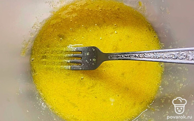 Размешайте сахар и соль с куриным яйцом. Взбейте вилкой пару минут.