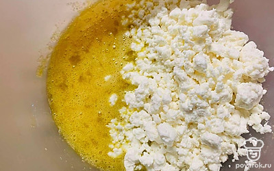 Добавьте творог, перемешайте до однородности.