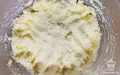 Получившееся тесто укройте пленкой и дайте постоять 15 минут.