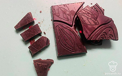 Нарежьте шоколад на кусочки, примерно по 2 сантиметра. 