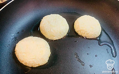 Выложите на сковороду с растительным маслом, обжаривайте до готовности с обеих сторон.