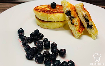 Подавайте сырники горячими с ягодами черники. Приятного аппетита!