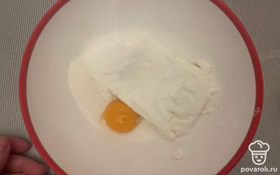 К творогу добавить муку, сахар, и желток.