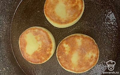 Обжарить на небольшом количестве топленного масла с двух сторон до готовности на маленьком огне.