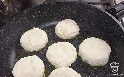 Разогреть сковороду с топленым маслом и выложить наши сырники. 