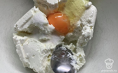 Творог, ванилин, яйцо, соль перемешиваем.