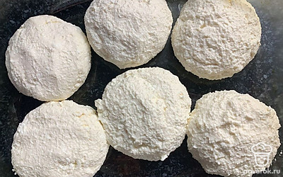  Форму для запекания смазываем маслом. Формируем сырники. Отправляем выпекаться в духовку при 180 градусах на 30 минут.