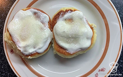 Подаем со сметаной и сахаром.