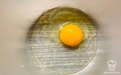 Разбейте в миску яйцо, добавьте сахар, соль, перемешайте.