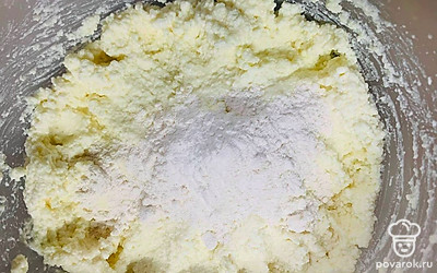 Всыпьте манку и оставьте на полчаса в холодильнике.