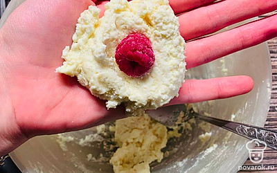 Возьмите отдохнувшее тесто, положите в середину ягоду малины. Закройте шарик руками так, чтобы малины не было видно. Приплюсните рукой и отправляйте жариться на сковороду с растительным маслом.