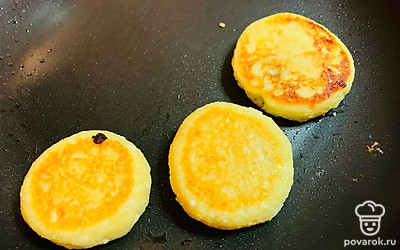 Обжаривайте с каждой стороны на медленном огне до золотистой корочки.