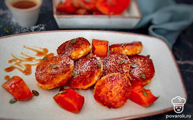 Сырники из творога и тыквы с топпингом из домашней соленой карамели — Рецепт с фото