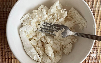 Разотрите творог с сахаром и щепоткой соли.