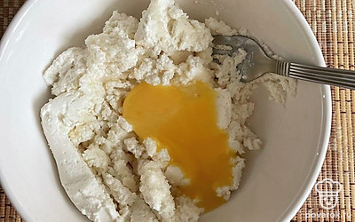 Отделите желток от белка, желток добавьте к творогу. Белок нам не понадобится.