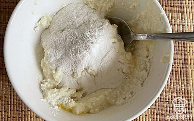 Добавьте муку и хорошо перемешайте.