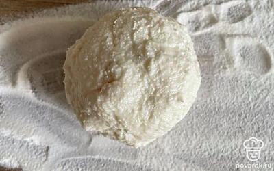 Сделайте из полученной массы шарики. Из такого количества творога получается 3 крупных сырника.