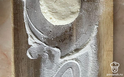 С помощью стакана сформируйте сырник. Жарим сырники под крышкой, 3-4 минуты с каждой стороны, на подсолнечном масле.