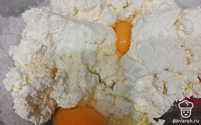 Смешиваем творог и яйца.