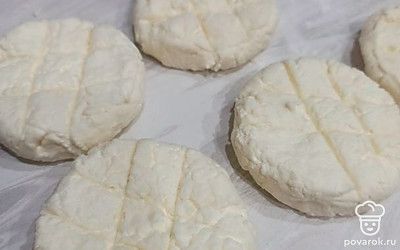 Формируем сырники, посыпаем сверху рисовой мукой для красивой корочки.