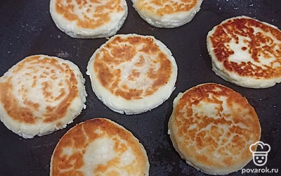 Обжариваем на небольшом количестве масла с двух сторон до золотистой корочки. После можно прикрыть крышкой и немного потомить. 