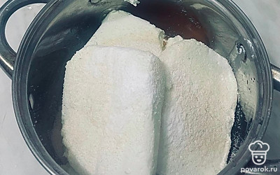 Смешаем творог, яйца, сахар, соль, ванилин, 2 ложки муки и 2 ложки манной крупы. Тщательно все перемешаем.