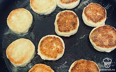 Обжариваем сырники с двух сторон на разогретой с растительным маслом сковороде до золотистой корочки.