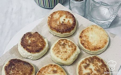 Выкладываем готовые сырники на бумажное полотенце, чтобы лишнее масло стекло.