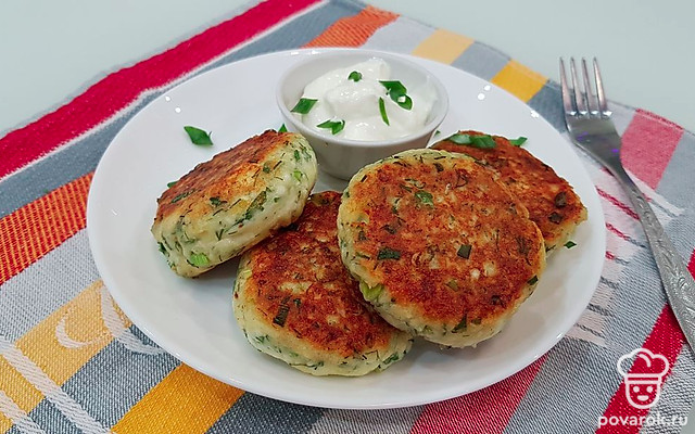 Сырники с сыром, зеленым луком и зеленью — Рецепт с фото