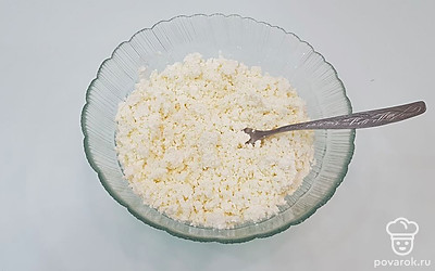 Творог в брикете разомните при помощи вилки, если вы используйте обычный рассыпчатый, то этот шаг следует пропустить.