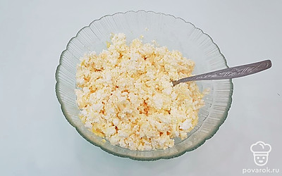 Добавьте в творог яйца, соль, натертый на крупной терке сыр и все хорошо ​ перемешайте.